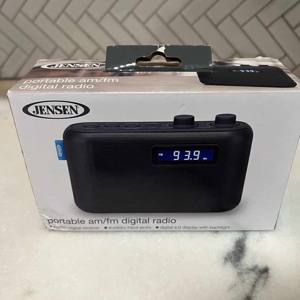 Jensen Portable AM/FM Digital Radio Auxiliary Input LCD Display w/Backlight New